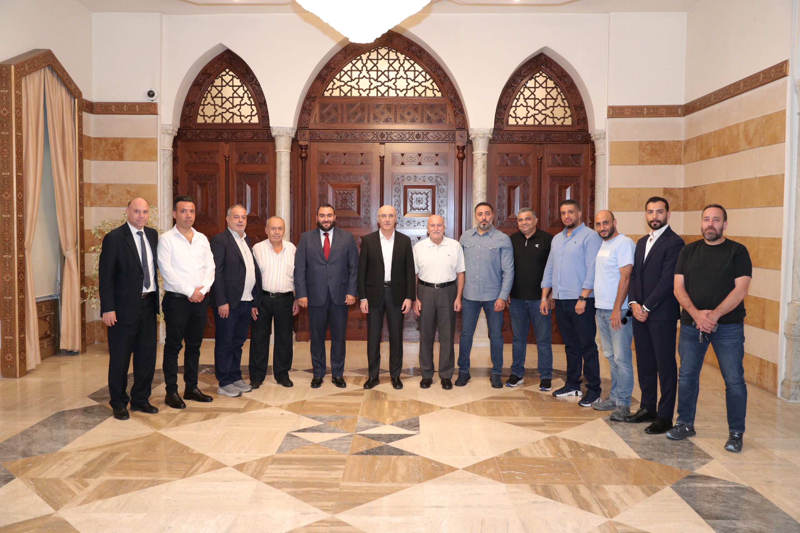  زار وفدٌ من فاعليات بيروت وزير الداخلية العميد أحمد الحجار بتاريخ